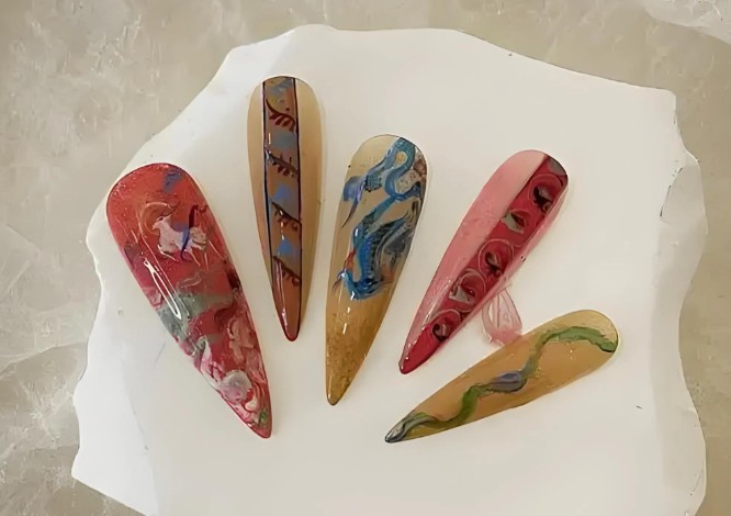 《指尖上的革命：2025年穿戴甲如何重塑女性时尚生活？》